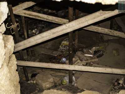 L'interno dell'habitat rupestre pericolante e ricolmo di immondizia